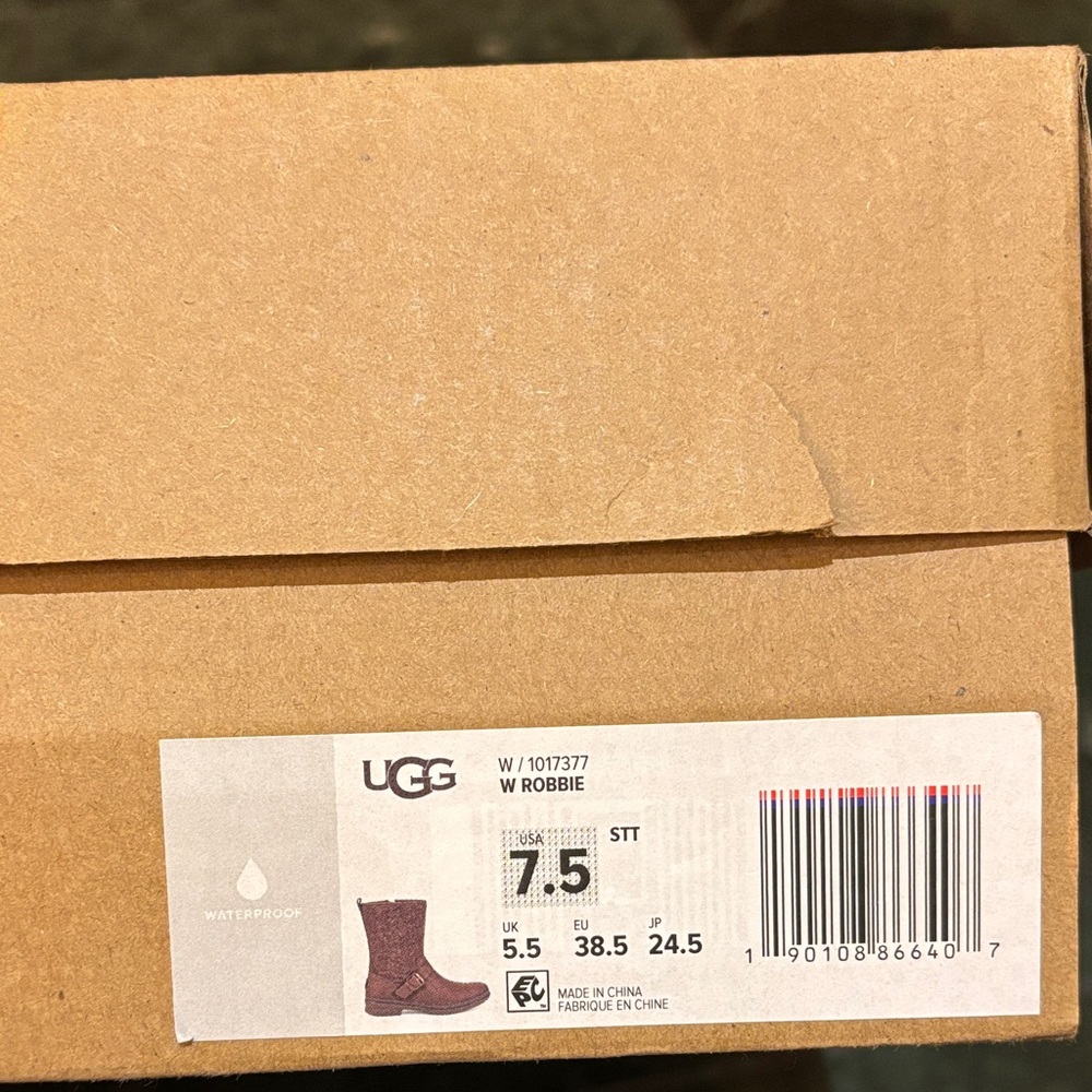 UGG 7.5 Women's Robbie Boots waterproof- Brown